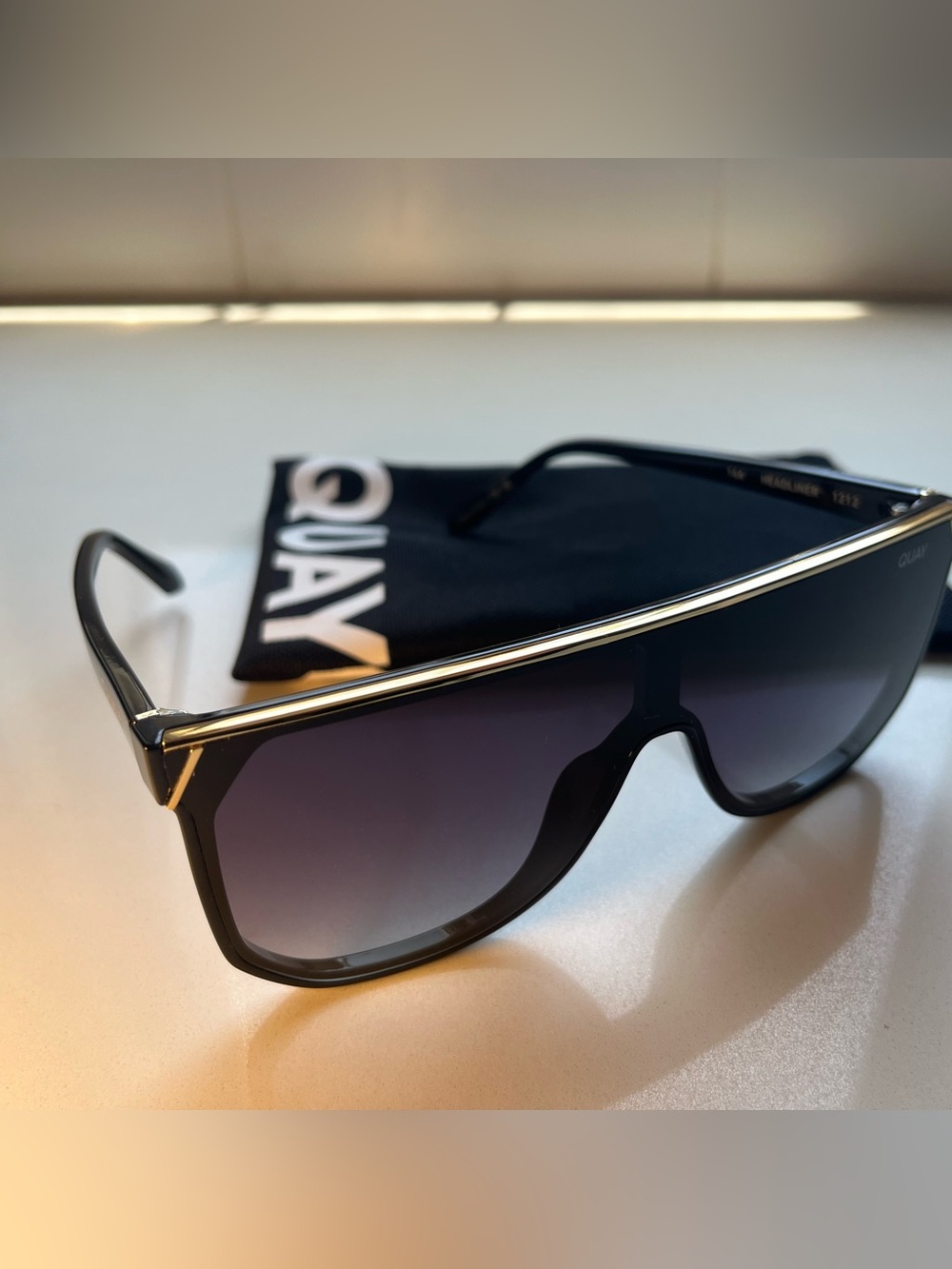 QUAY Headliner Sunglasses - Black Frame / Smoke Lens - NWT - Picture 5 of 7